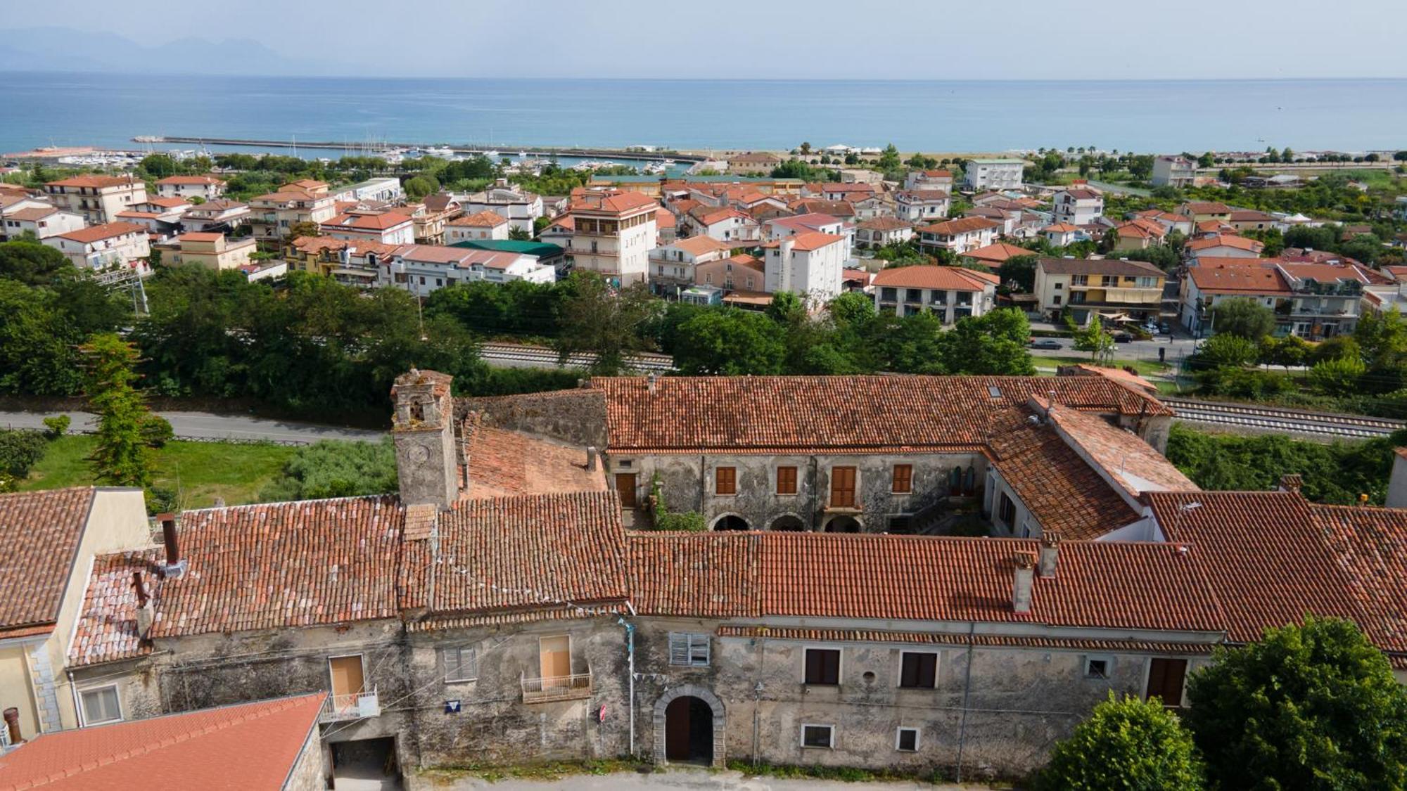 Maison De Curtis Bed & Breakfast Policastro Bussentino Exterior photo